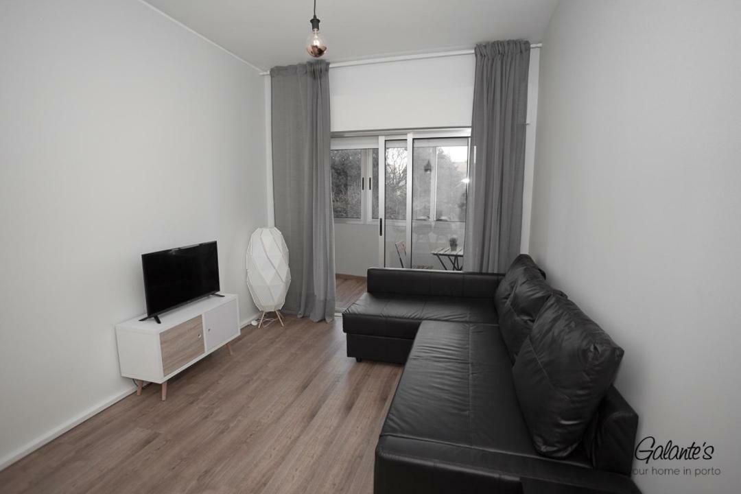 Downtown 3 Bedroom With Balcony - Quiet Street - Family Friendly - Groups