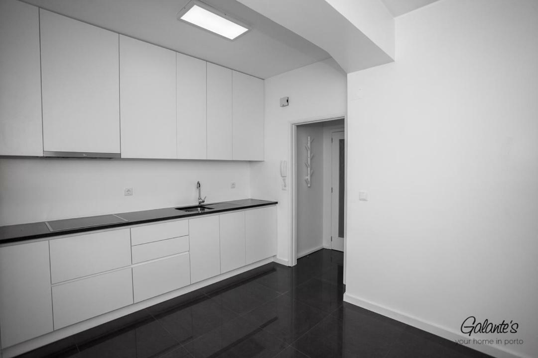 Downtown 3 Bedroom With Balcony - Quiet Street - Family Friendly - Groups Apartment Porto