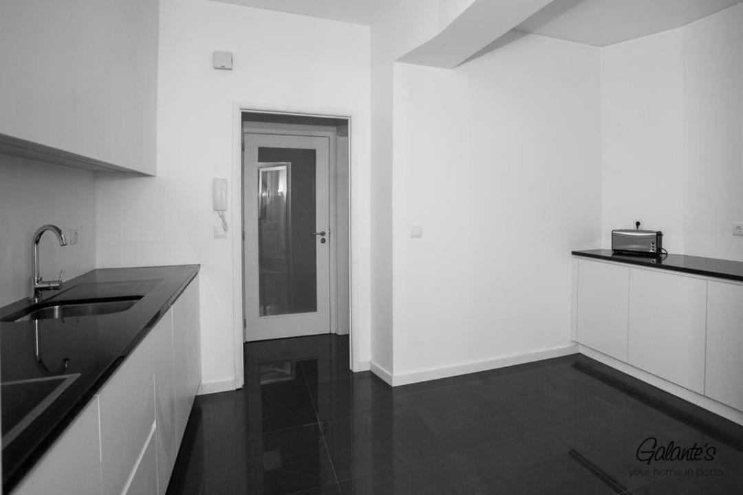Downtown 3 Bedroom With Balcony - Quiet Street - Family Friendly - Groups Apartment Porto