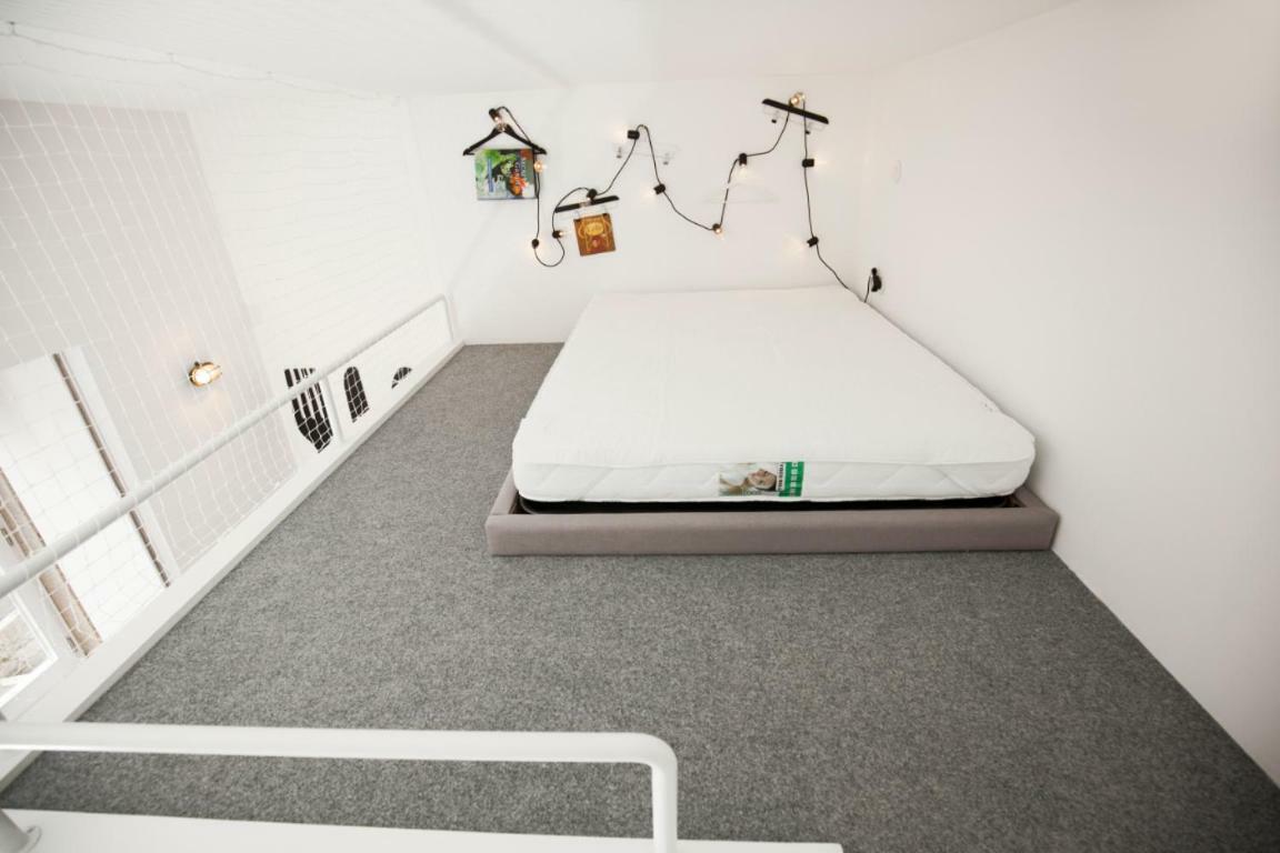 Get Lights And Books In A Flat