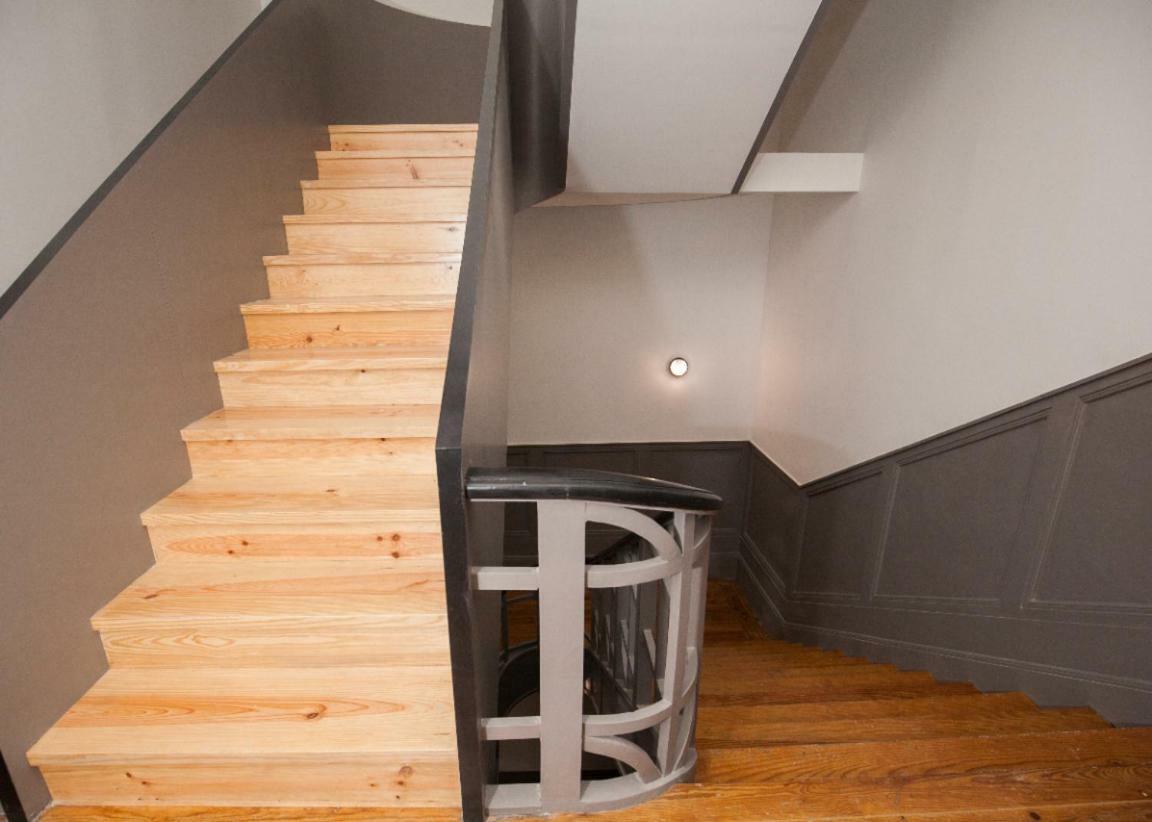 Get Lights And Books In A Flat Apartment