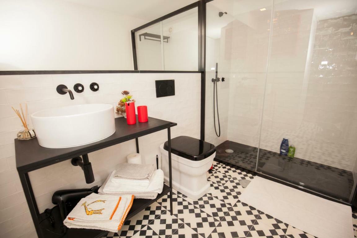 Get Lights And Books In A Flat Apartment Porto