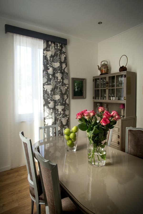 Ferienhaus Luxurious Pink House And Parking