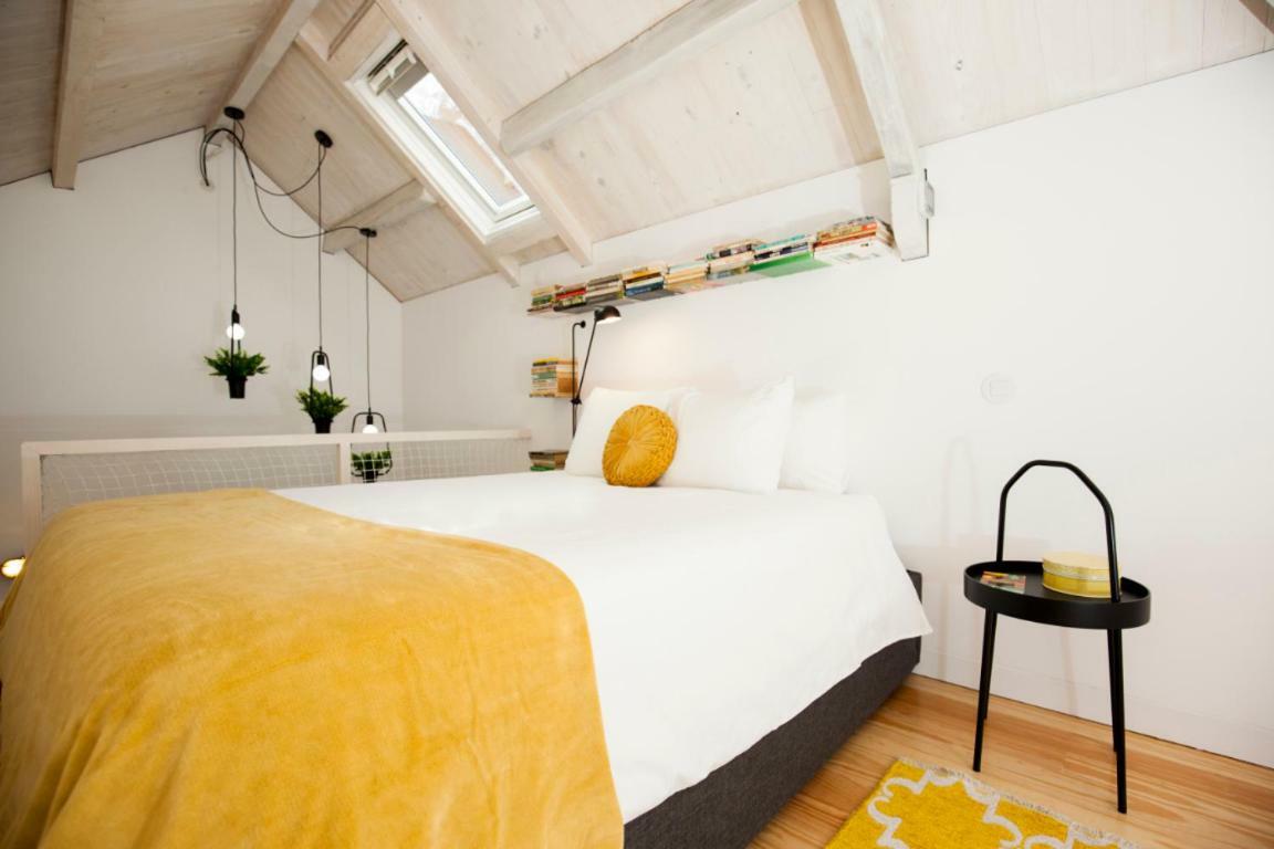 Get A Cactus And Books Apartamento
