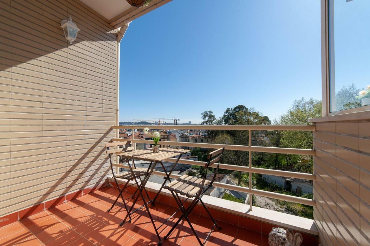 Sunny View To The Tower Apartment *