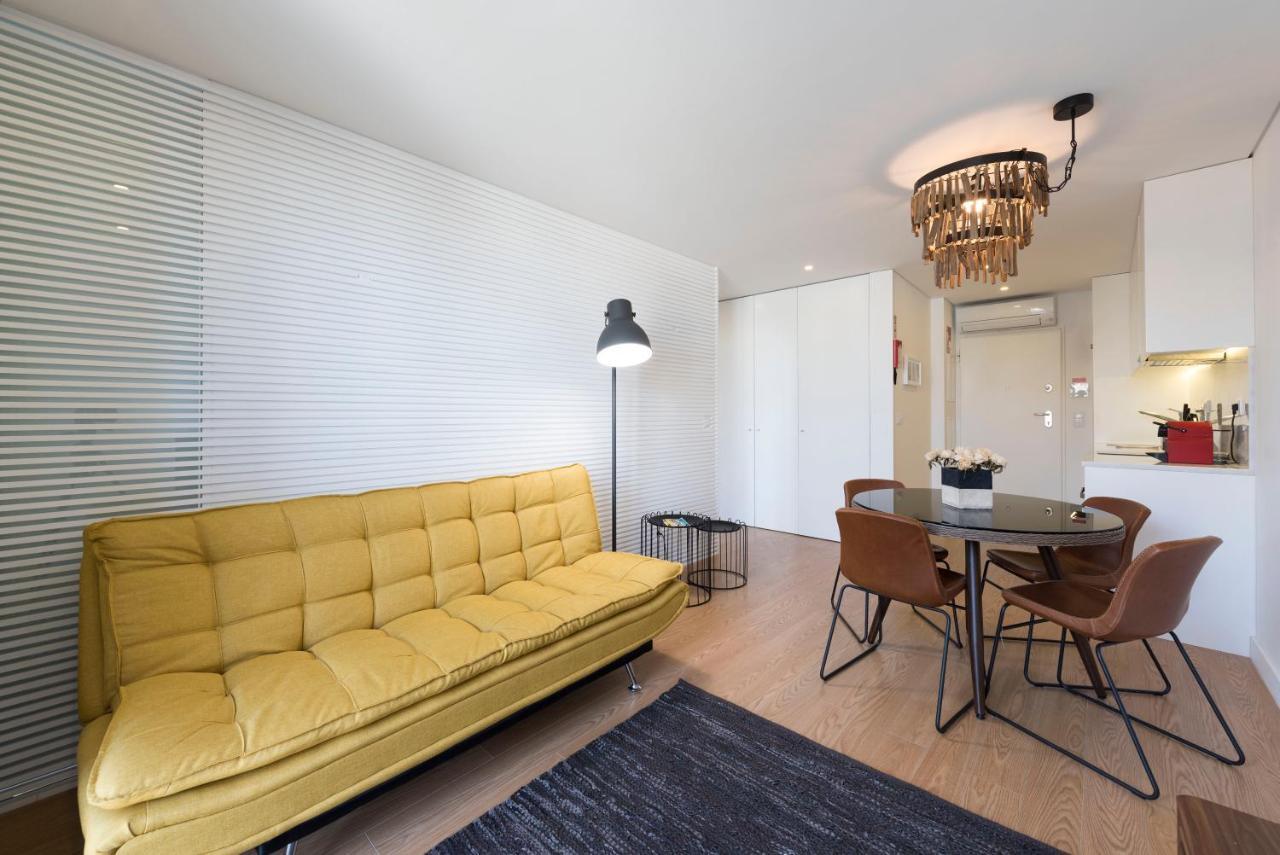 Lovelystay - Flat W/ Ac & Balcony Apartment *