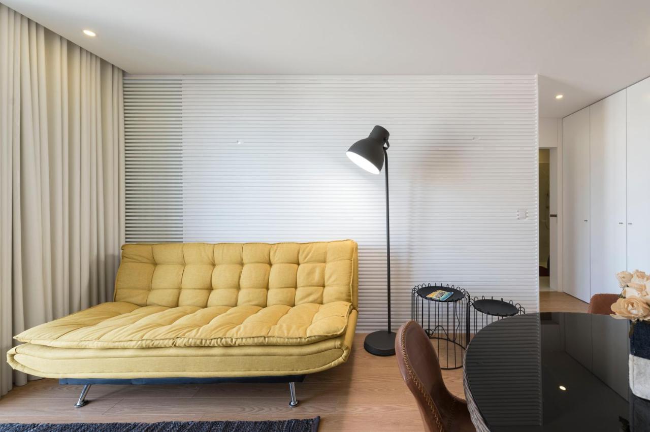 Lovelystay - Flat W/ Ac & Balcony Apartment