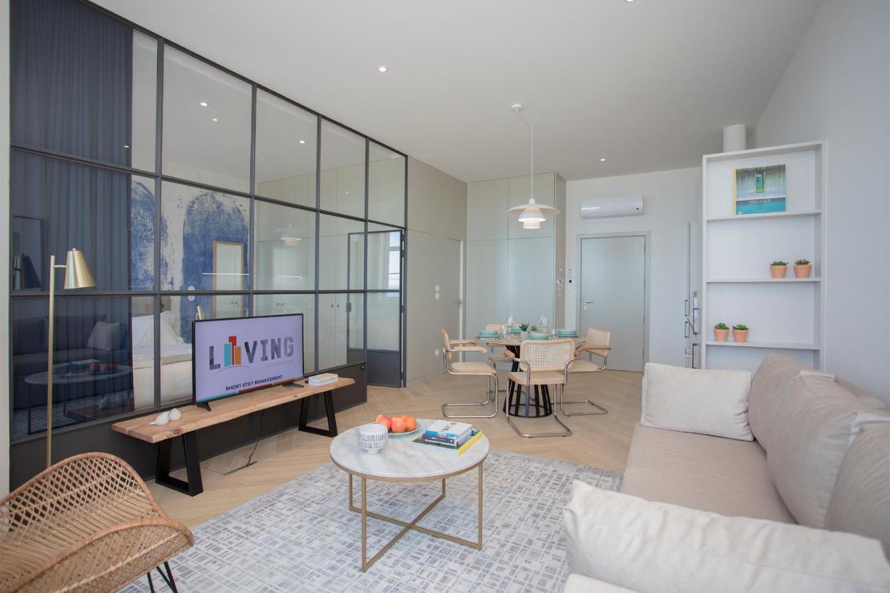 Liiiving In - Luxury Beachfront Apartment
