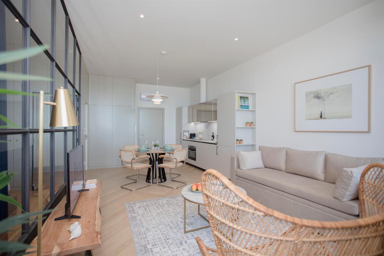 Liiiving In - Luxury Beachfront Apartment Porto