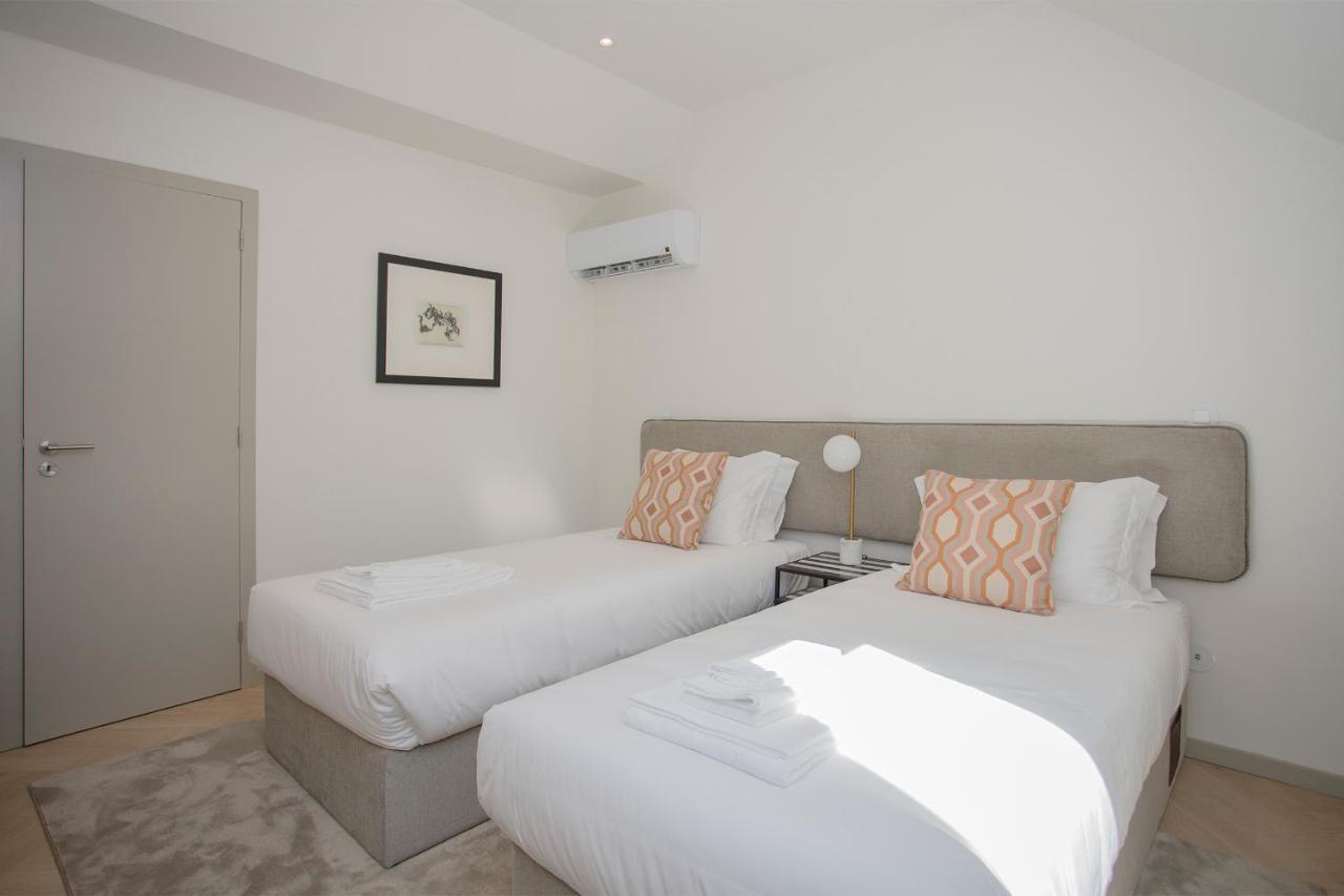 Liiiving In - Luxury Beachfront Apartment