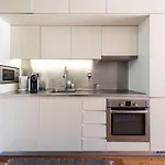 Luxurious Townhome With River View By Lovelystay
