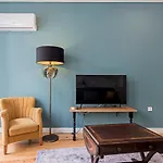 Turquoise Central Flat W Ac & Balcony By Lovelystay