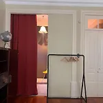 Uma Casa Feliz Com Jardim A Beira-Mar