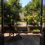 Uma Casa Feliz Com Jardim A Beira-Mar