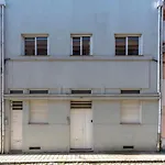 Joivy Warm And Inviting Flat With Balcony