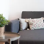 Host Wise - Spacious Modern Flat W Balcony