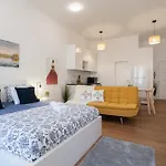 Host Wise - Comfortable Stunning Flats - City Center