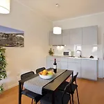 Host Wise - Cozy Sunny Flats - Ace Location