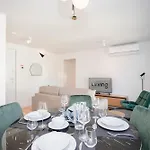 Liiiving In Porto-Modern & Glam Rooftop Apartment