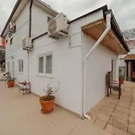 Porto Window Terrace & Jacuzzi House By Vacationy