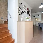 Host Wise - Cozy House W Balcony