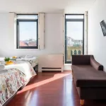 Host Wise - Cozy House W Balcony