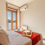 Hostwise - Stylish Flat With Balcony