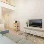 Hostwise - Modern & Bright Studio