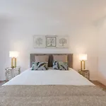 Lovelystay - Downtown Balcony Apartment With Free Parking