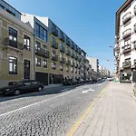 Lovelystay - Downtown Balcony Apartment With Free Parking
