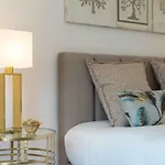 Lovelystay - Downtown Balcony Apartment With Free Parking