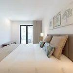 Lovelystay - Downtown Balcony Apartment With Free Parking