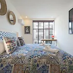 Contemporary Flat Near Sao Bento By Lovelystay