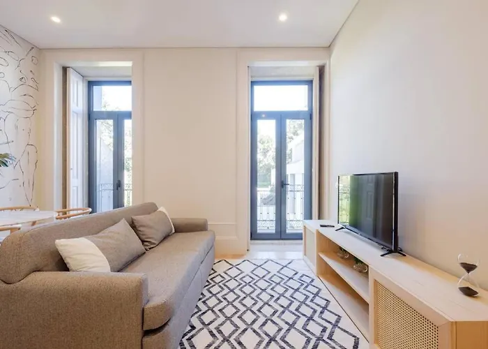 Boutique Rentals- Art & Charm Apt W/ Balcony & Garage