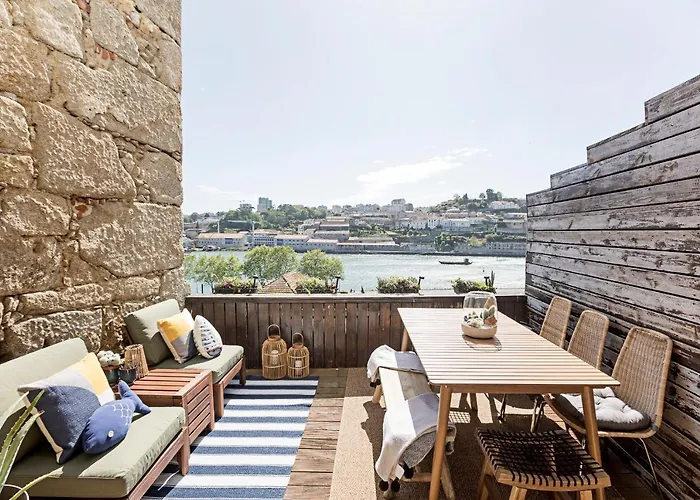 Luxurious Townhome With River View By Lovelystay