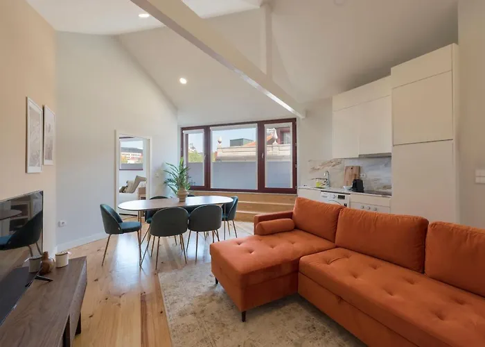 Central Superb Flat W/ Ac & Balcony By Lovelystay