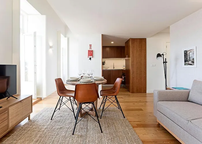 Stunning Duplex Near River By Lovelystay