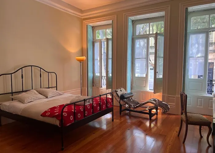 Uma Casa Feliz Com Jardim A Beira-Mar