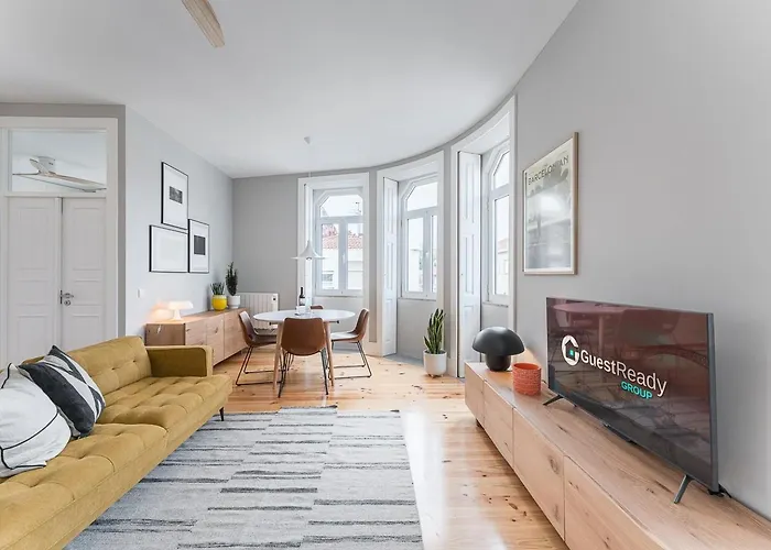 Guestready - Colorful Apt Near Agosto Station