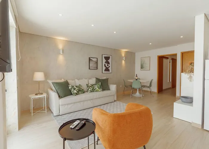 Stylish Apartment With Terrace By Hosty