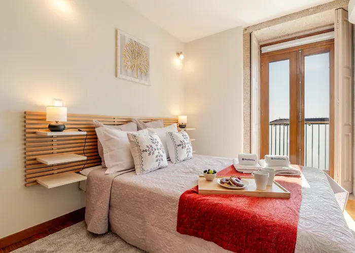 Hostwise - Stylish Flat With Balcony