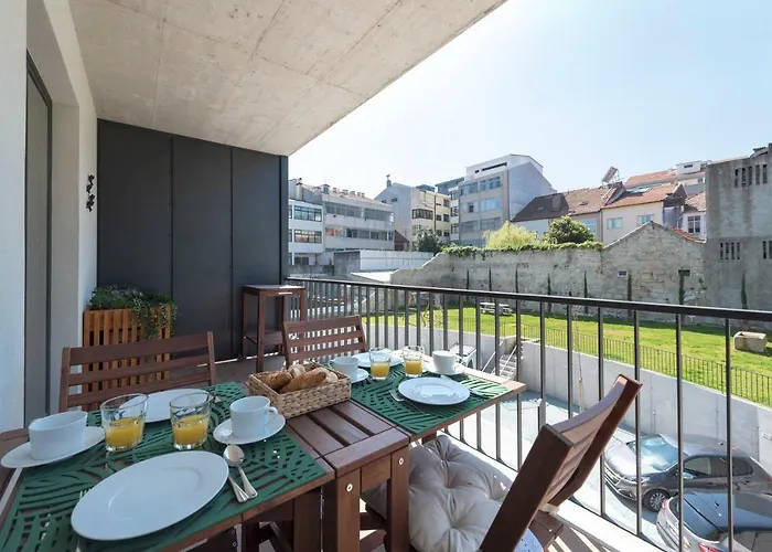 Lovelystay - Downtown Balcony Apartment With Free Parking