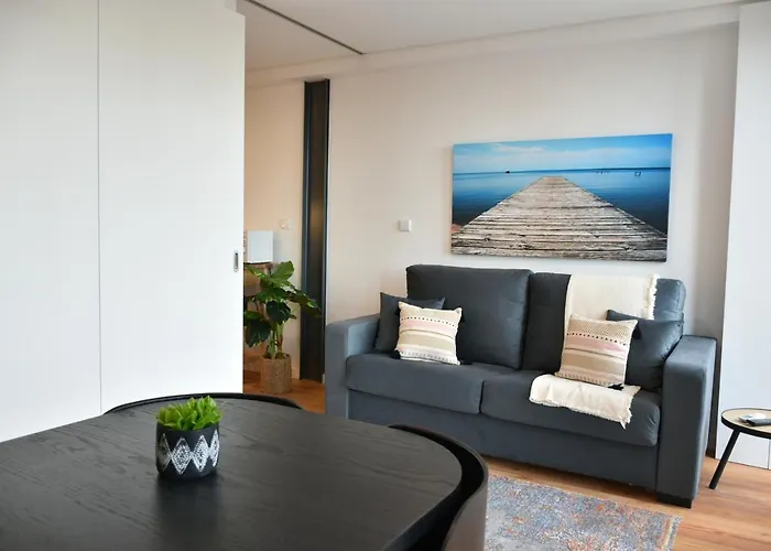 Comfortable&Central W/Balcony-9 Min Walk Trindade
