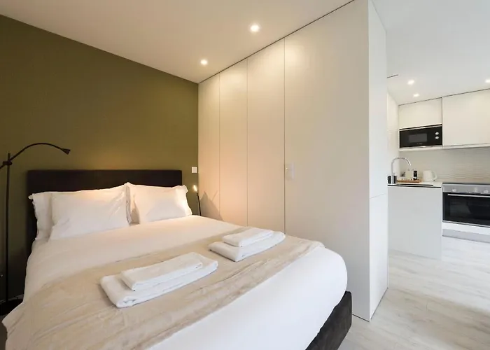 Lovelystay - Modern Loft With Gym & Free Parking Minutes Away From Cbd