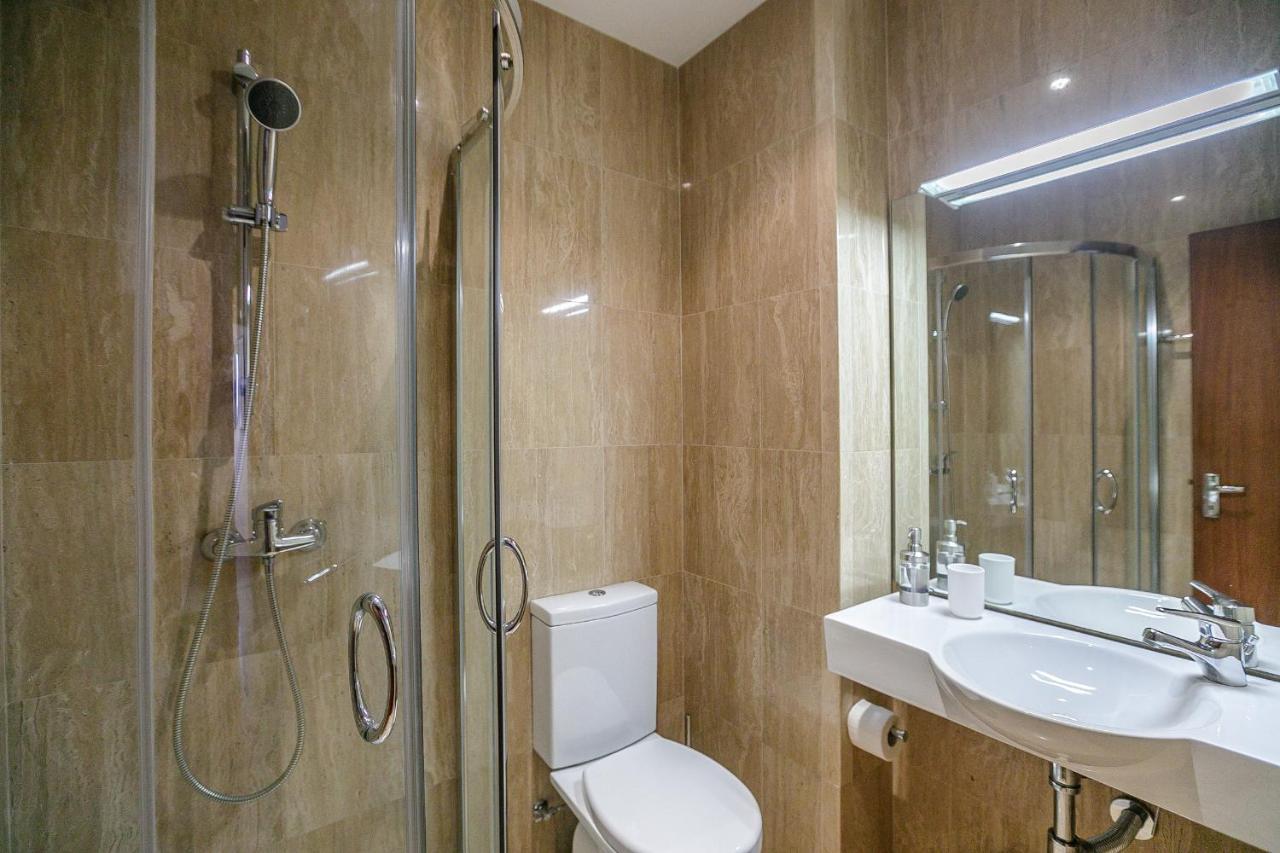 Lovelystay - Spacious 3br Flat With Ac And Balcony
