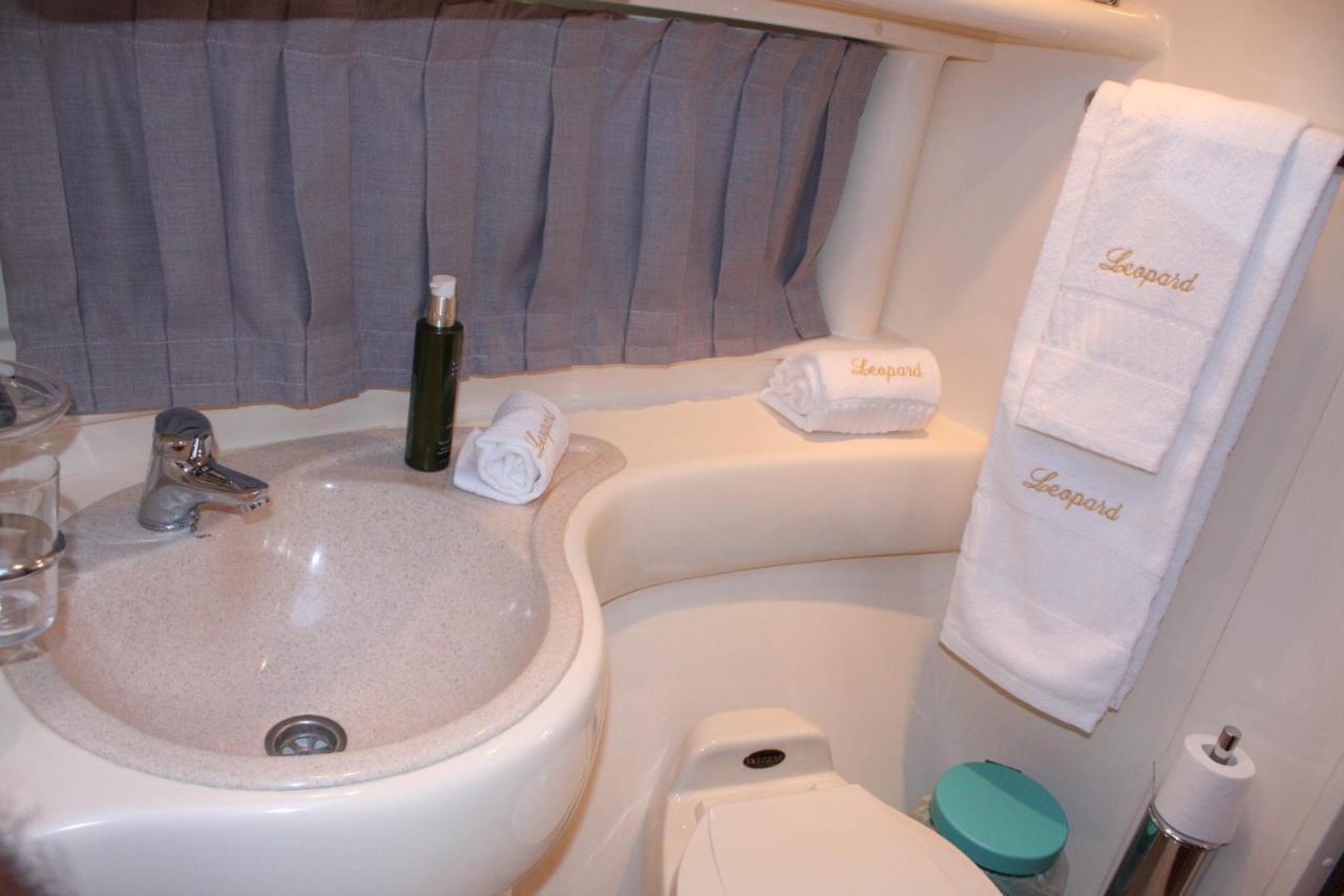 Botel Douro River Private Yacht-accommodation *