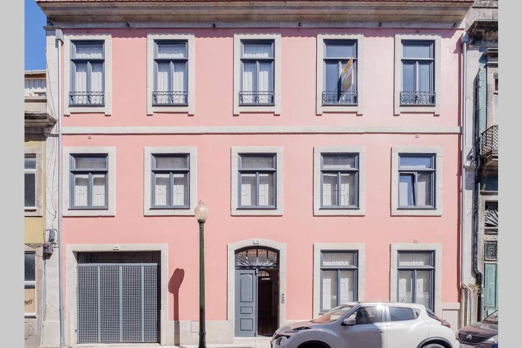 Boutique Rentals- Art & Charm W/ Balcony & Garage * Porto