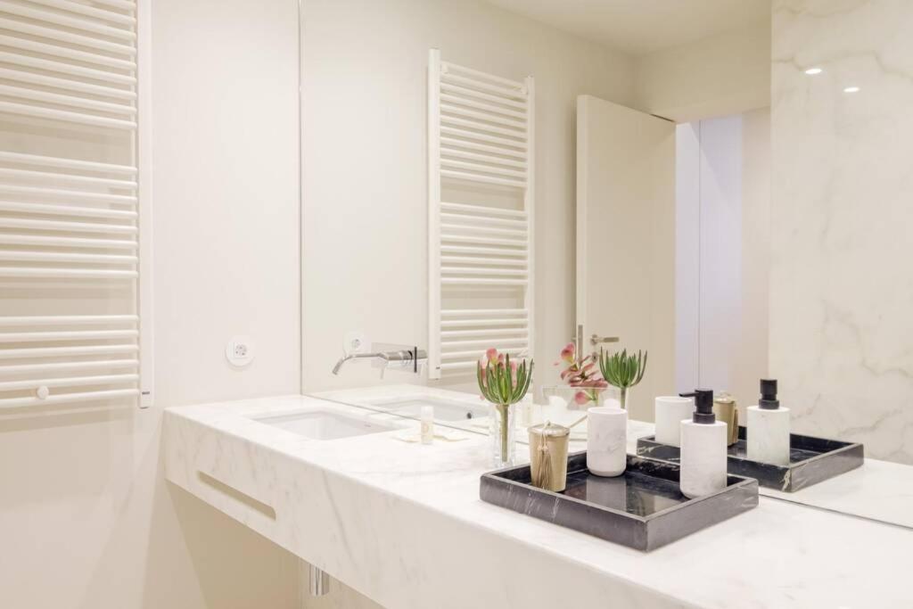 Boutique Rentals- Art & Charm W/ Balcony & Garage Porto
