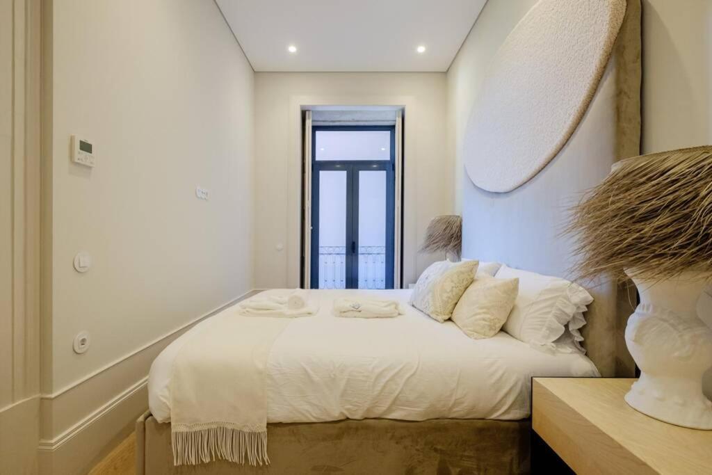 Boutique Rentals- Art & Charm W/ Balcony & Garage Porto