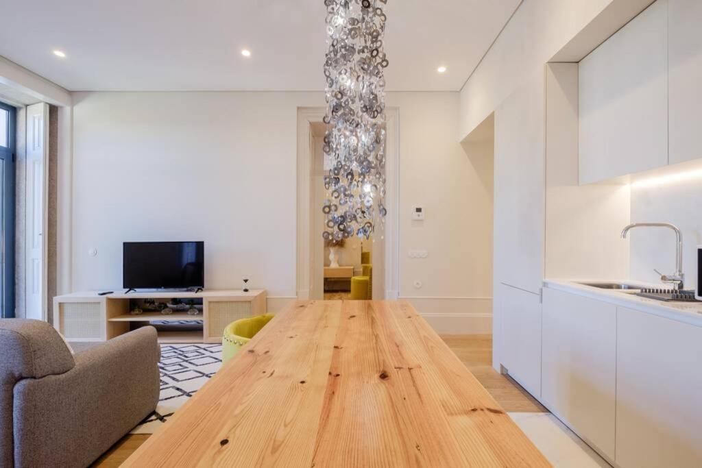 Apartment Boutique Rentals- Art & Charm W/ Balcony & Garage Porto